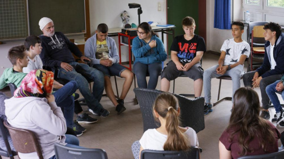 HERRBACHMANNUNDSEINEKLASSEstill1MadonnenFilmkDieterBachmann,Klasse6B.jpg